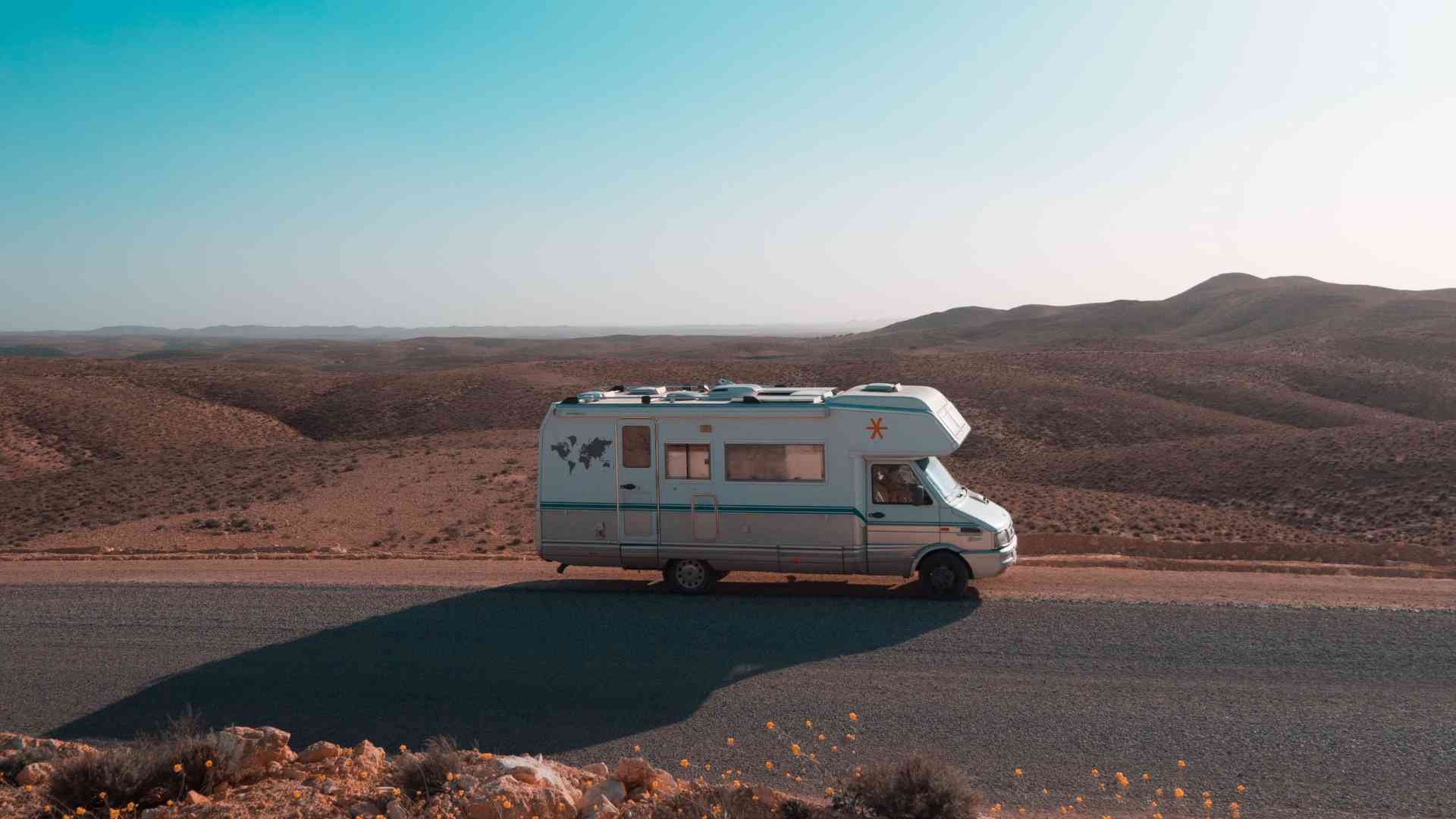 Camping car dans le désert en Tunisie